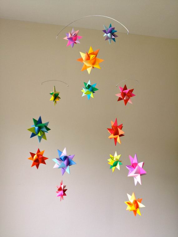 اوریگامی های ستاره که از سقف آویزان شده اند